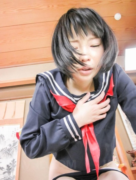 japanese schoolgirl hot photo