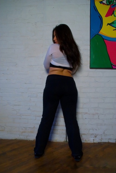 thick brunette free nude image