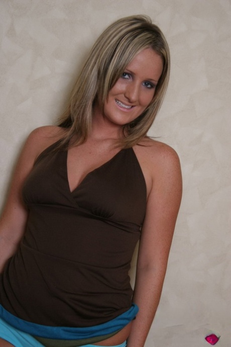 Alyssa Roxi art model picture