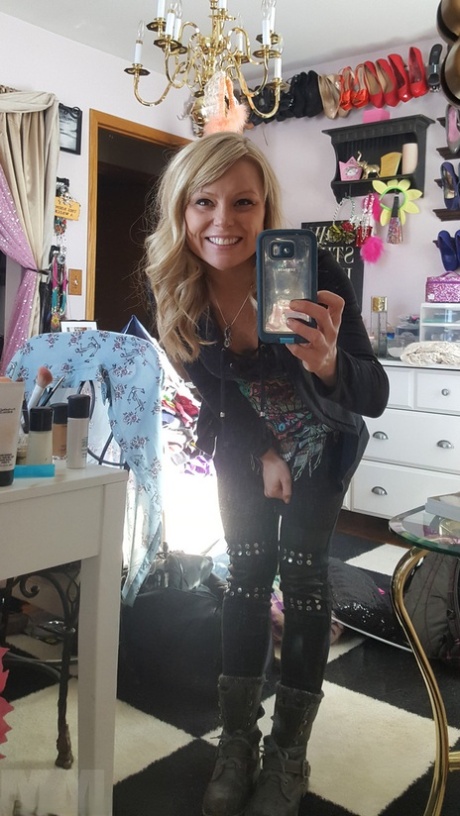 milf selfie sexy photo