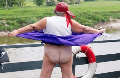 granny upskirt beautiful nude pictures