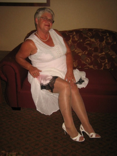granny upskirt top picture