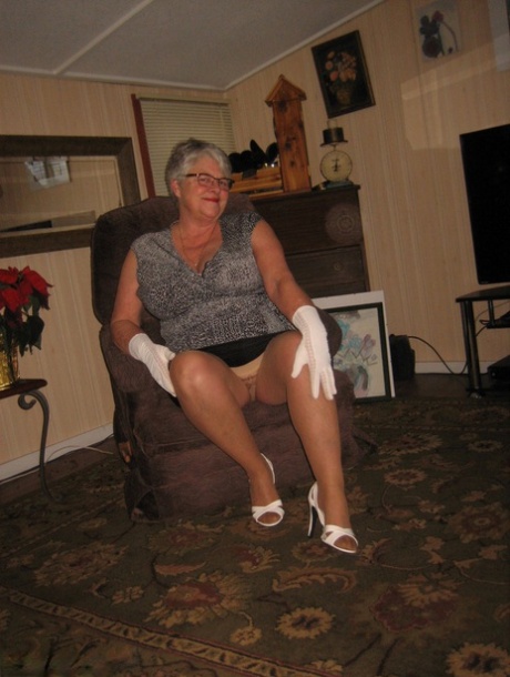 granny upskirt free gallery