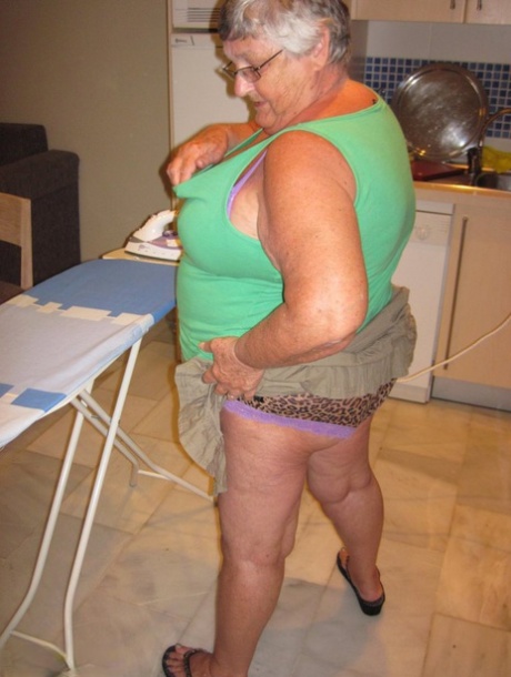 granny upskirt hot sexy picture