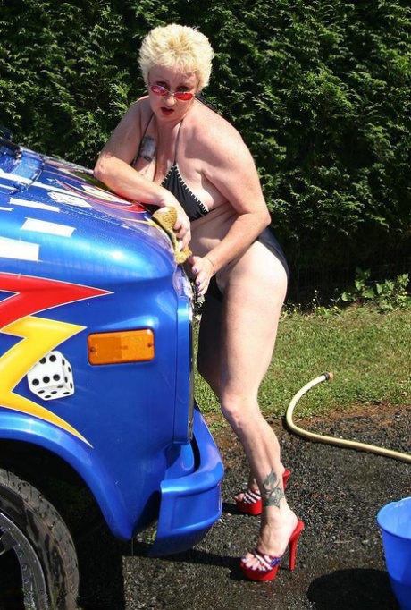 Mary Bitch erotic actress image
