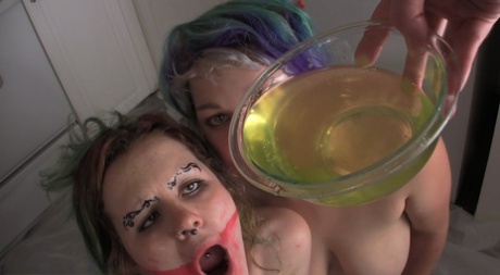 golden shower sexy nudes pic