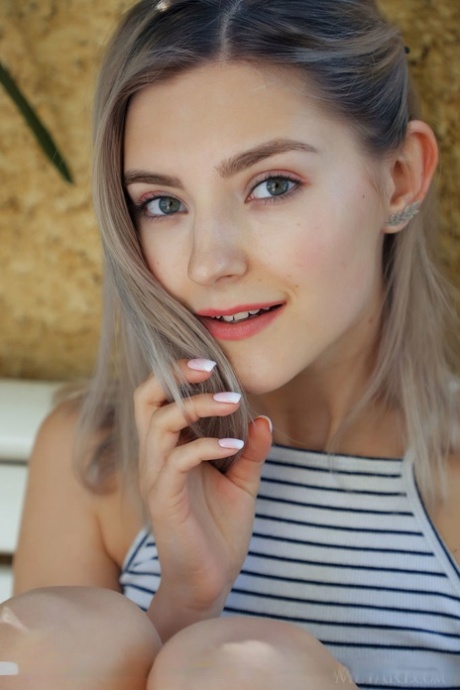cute face free nude photo