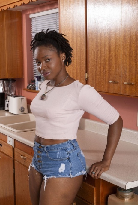 ebony shorts sexy naked pic