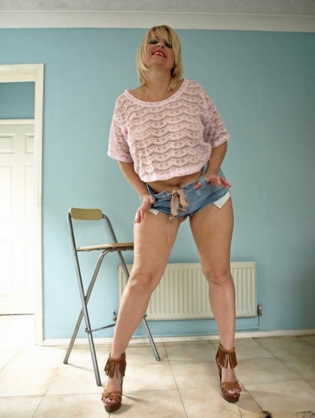 chubby shorts pornographic pics
