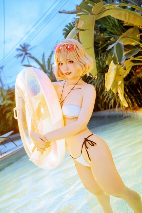 petite blonde free pic