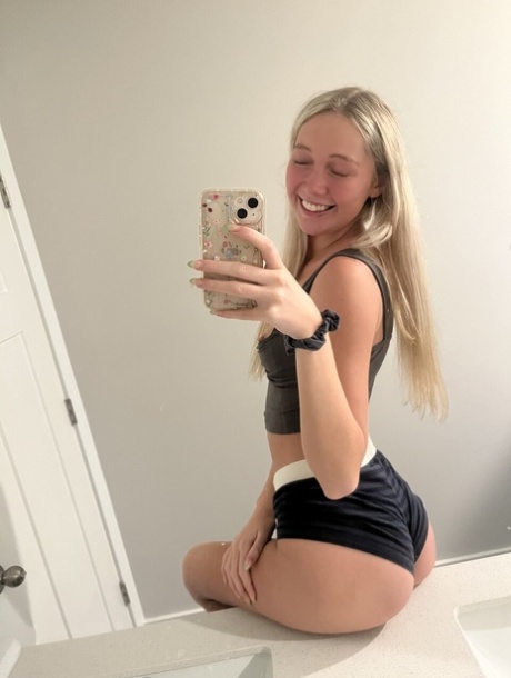 teen selfie nude photo