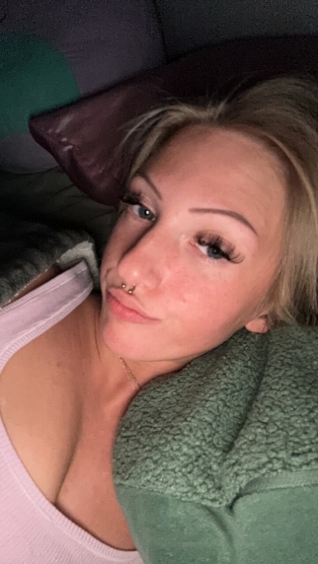 busty blonde free naked images