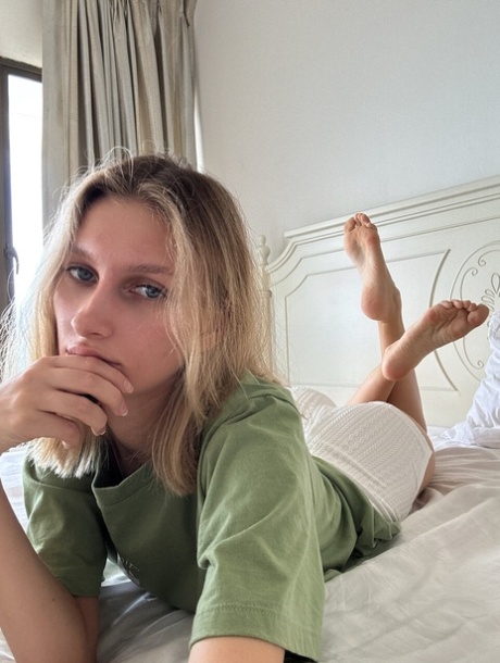 amateur feet free nude photos