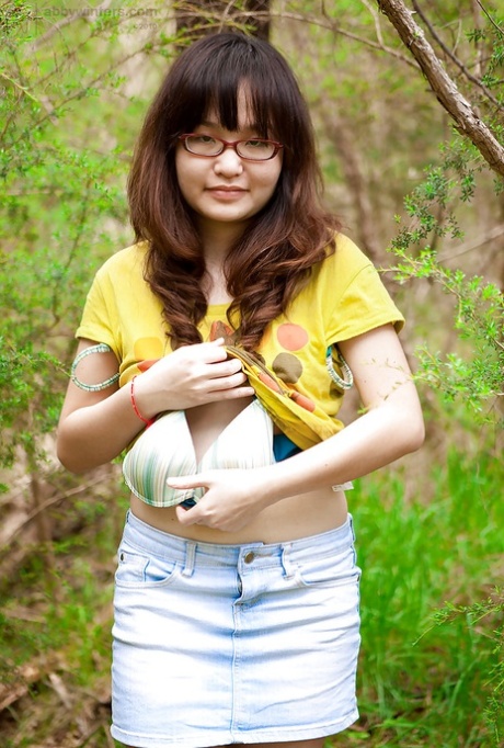 asian undressing sexy photos