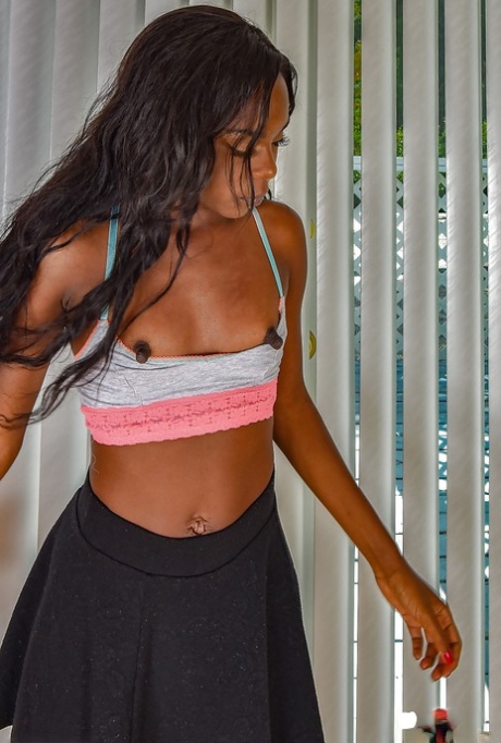 ebony small tits free nude picture