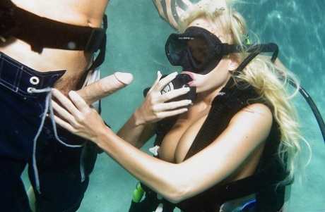 underwater erotic pic