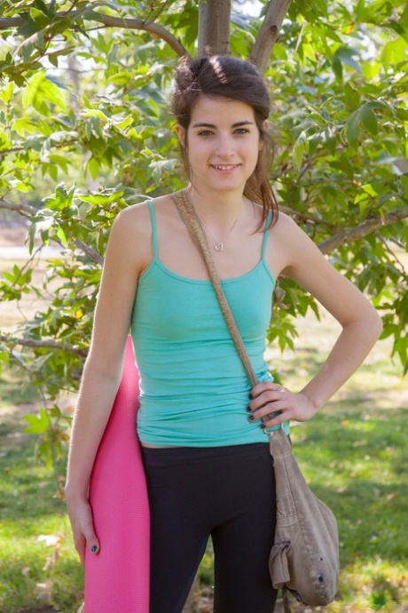 amateur yoga pants free naked pic