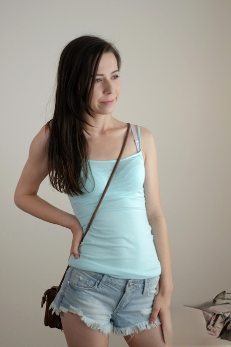 petite brunette free xxx pic