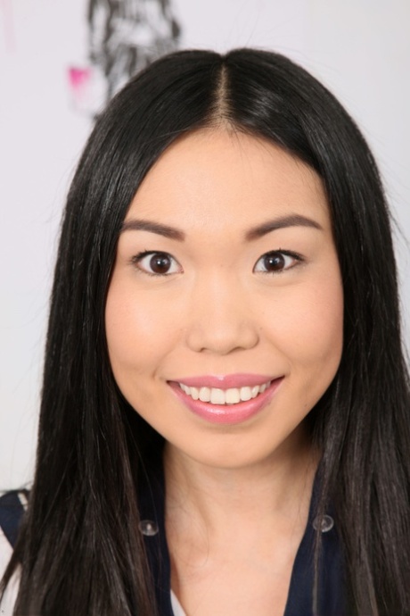 Nicoline Yiki pornstar hd images