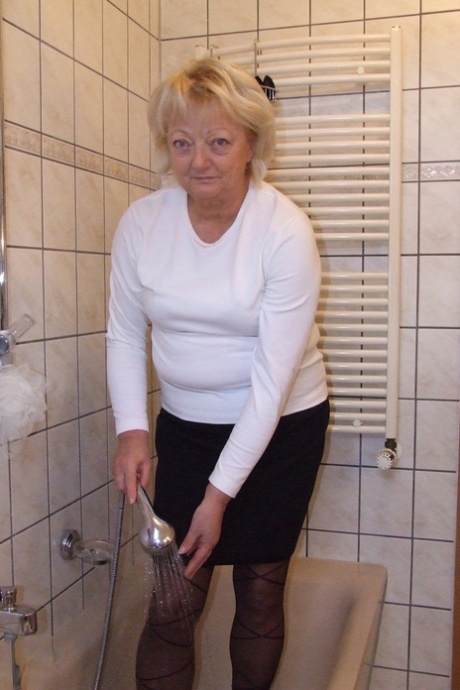 mature shower hot porn pictures