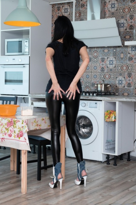 mature yoga pants erotic picture