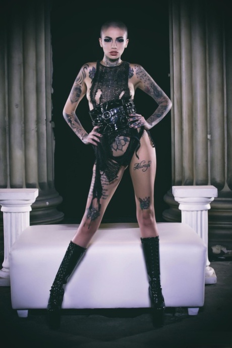 short hair skinny sexy nude pics