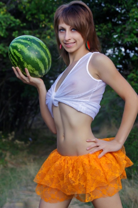 downblouse hot porn photo
