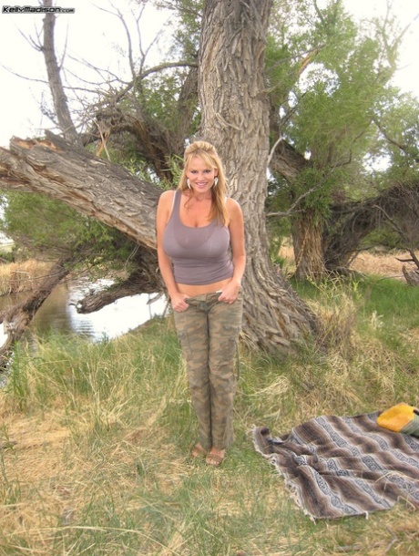 mature outdoor sexy pictures