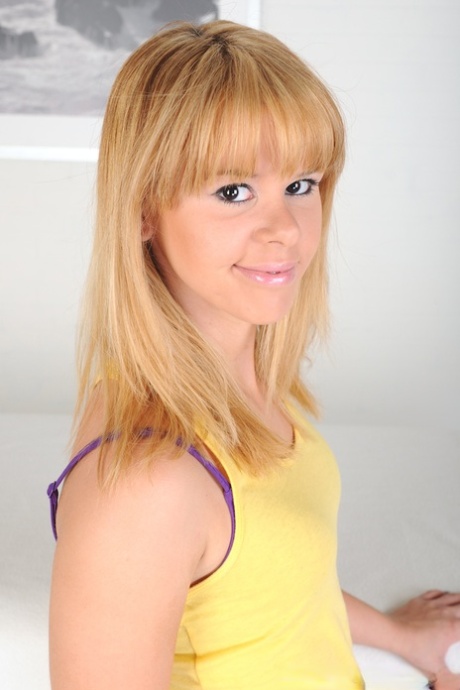 Elizabeth Bentley star sexy pictures