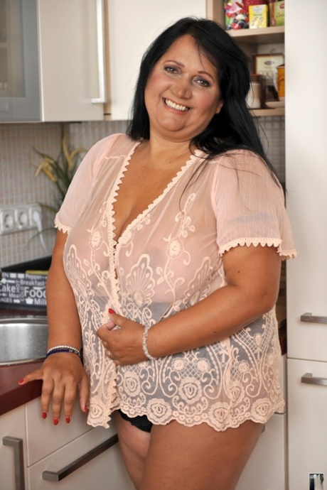 thick granny beautiful naked pics