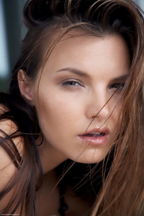 Suzie Carina star free photos