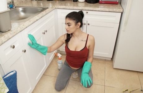 latina yoga pants hot sexy picture