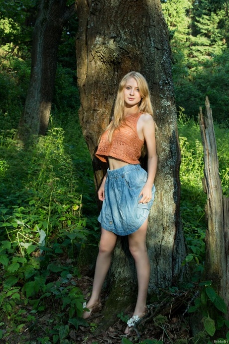 Daisy Gold model nice image