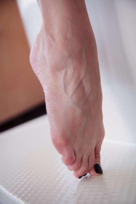 long toes hot nude archive