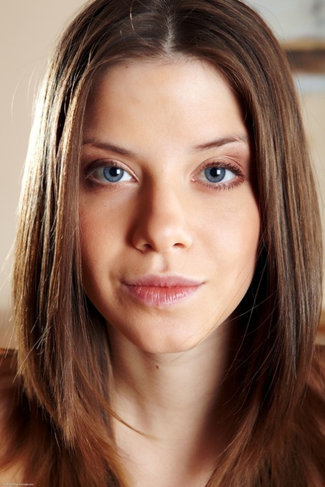 pale brunette free pic