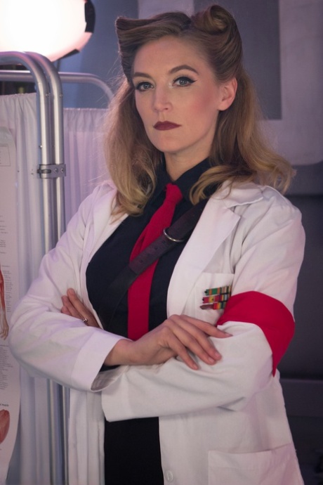 Mona Wales high quality model images
