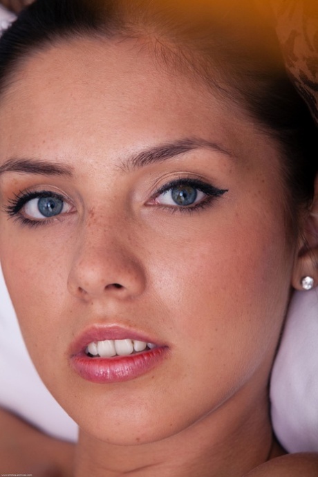 brunette blue eyes pornos img