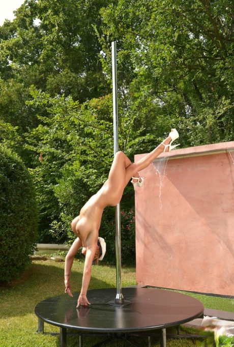 flexible milf art nude pic