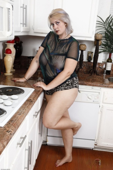 short hair blonde milf art naked pics