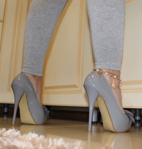leggings free nude archive