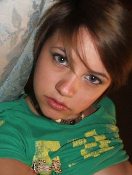 pretty face free porn pic