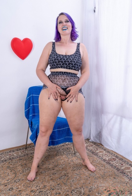 fat legs nude pic