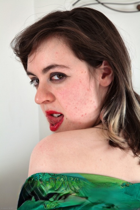 red lipstick hot images
