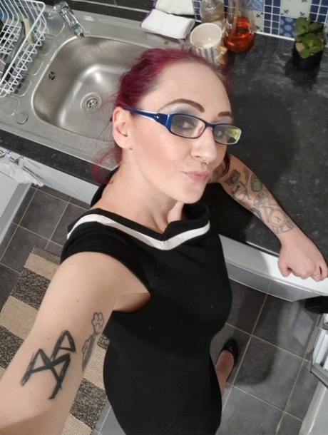 tattooed milf hd img