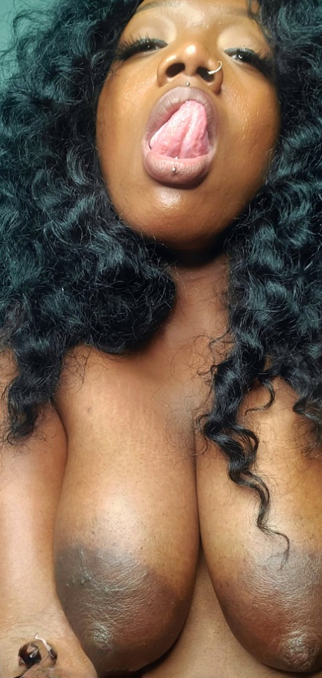 curvy ebony hot nude pic