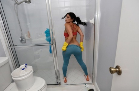 latina maid free sex photos