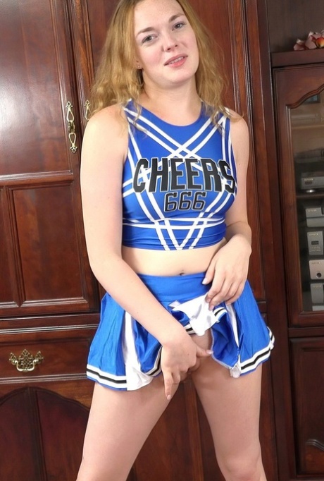 cheerleader upskirt free porn gallery