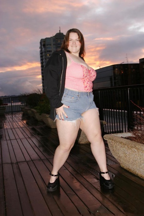 thick thighs milf sexy naked photos