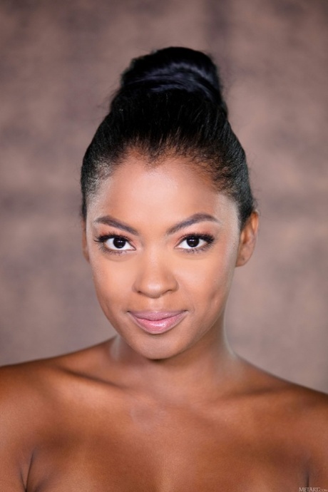 pretty ebony nude photos