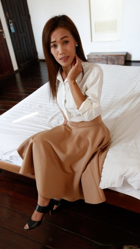 mini skirt milf beautiful xxx image